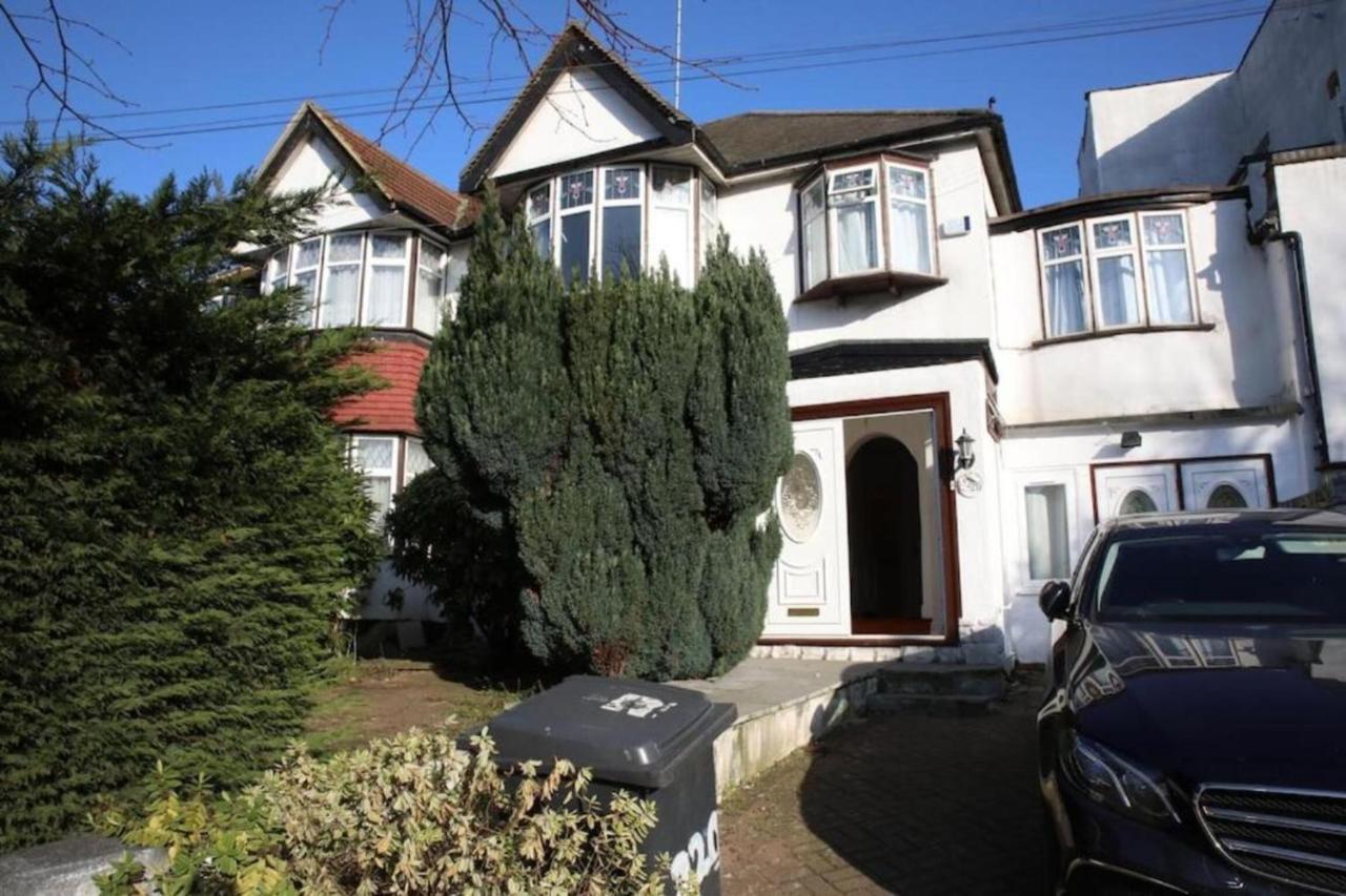 Oyo Timi Holiday Homes Londra Esterno foto