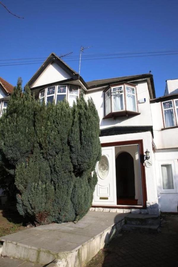 Oyo Timi Holiday Homes Londra Esterno foto