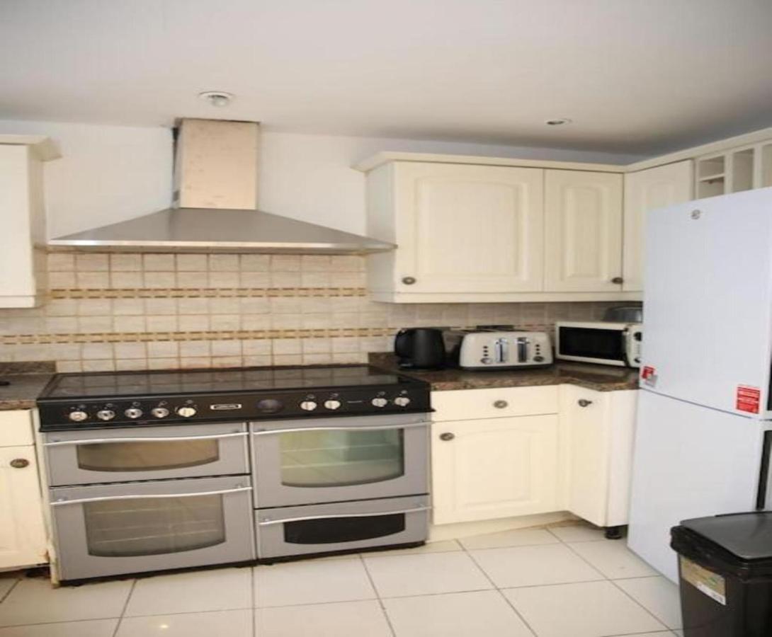Oyo Timi Holiday Homes Londra Esterno foto
