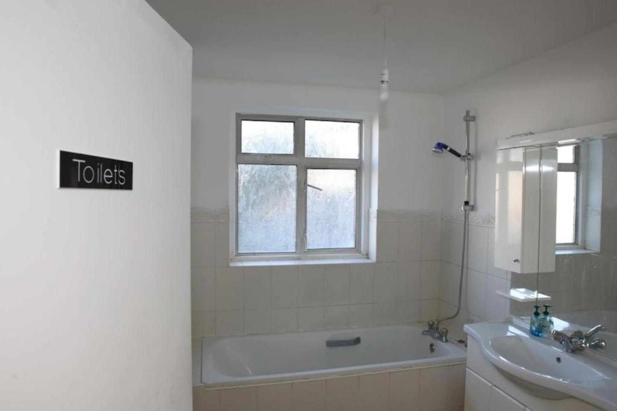 Oyo Timi Holiday Homes Londra Esterno foto