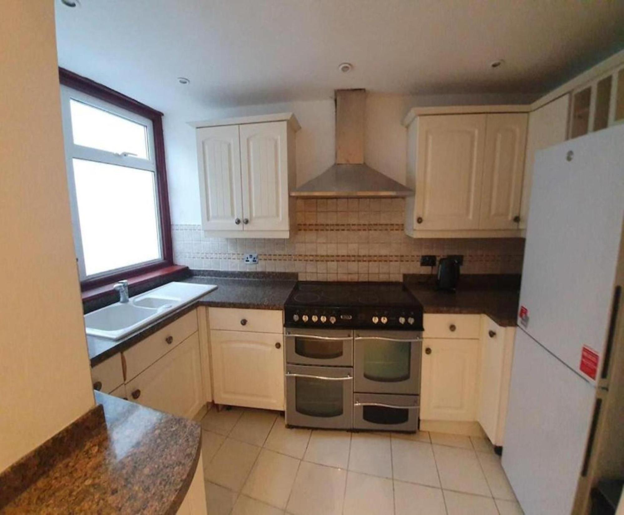 Oyo Timi Holiday Homes Londra Esterno foto